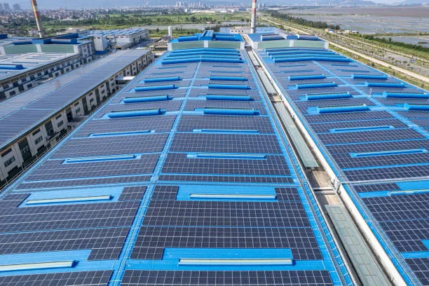 Planta solar con sistemas híbridos (zonas conectadas eléctricamente)